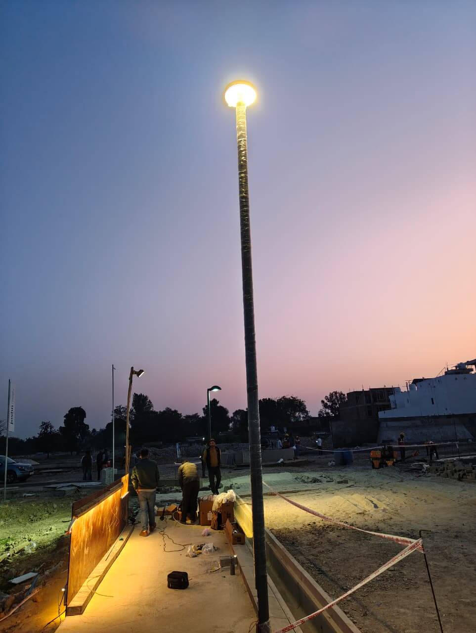 Light mock with pole